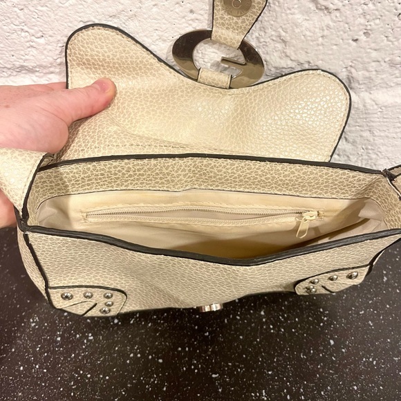 ✨Vintage✨ Cream Leather Guess Shoulder Bag - Picture 5 of 5